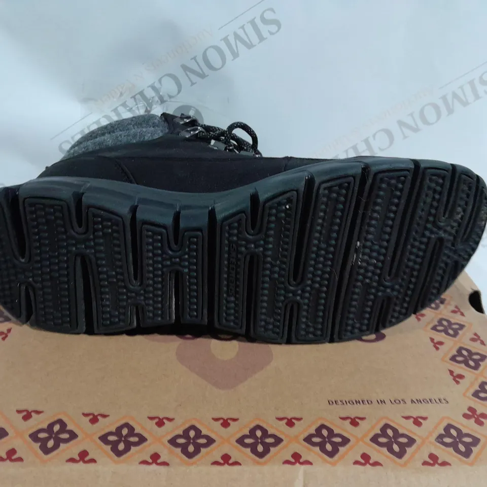 BOXED PAIR OF SKECHERS SYNERGY WARM BOOTS IN BLACK - SIZE 5