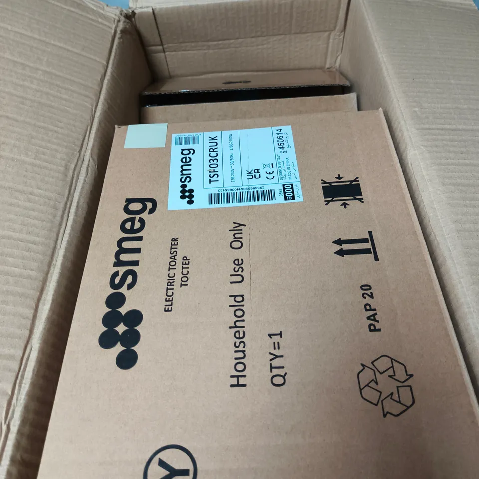 SMEG 50'S STYLE KETTLE KLF03CRUK AND 4-SLICE TOASTER - CREAM