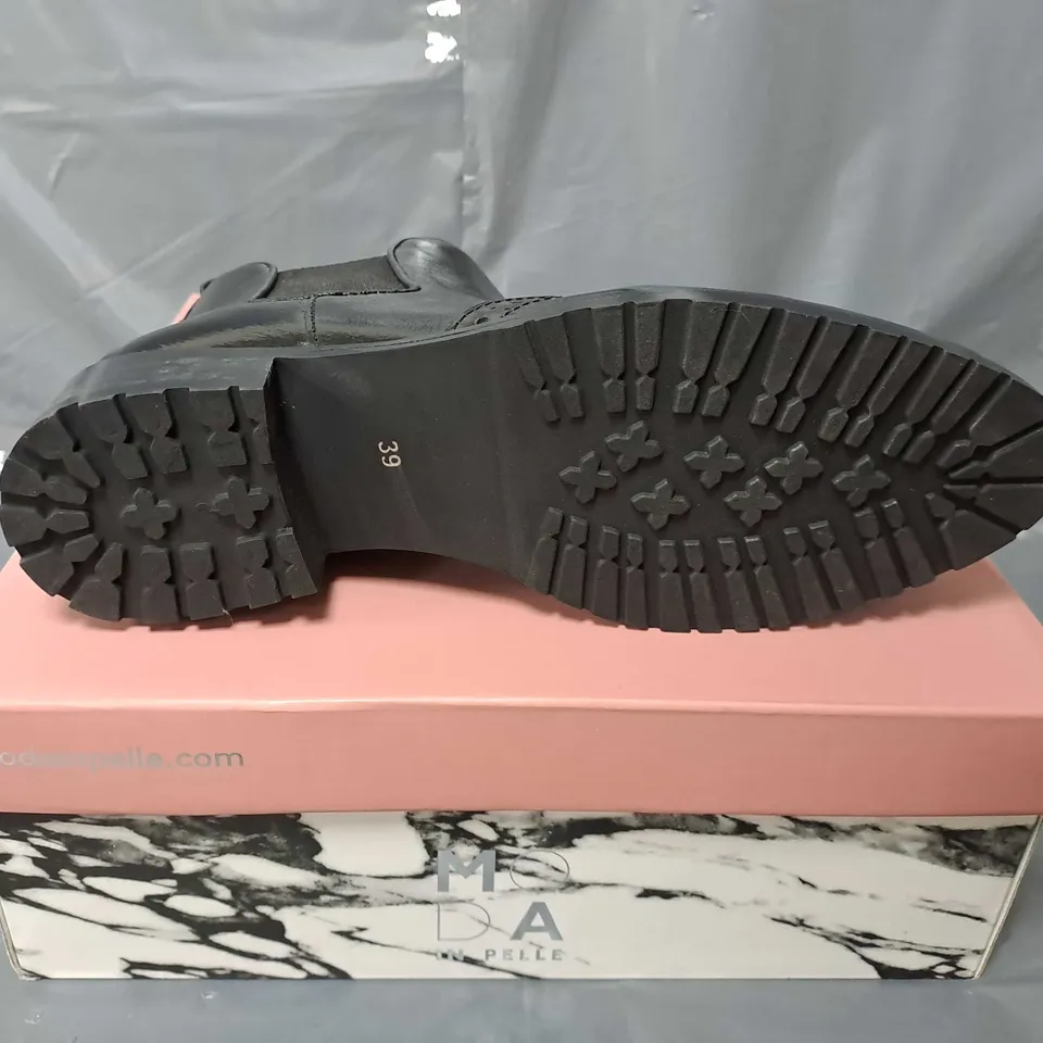 BOXED PAIR OF MODA IN PELLE WHISTLA BLACK PANTENT LEATHER - SIZE 6