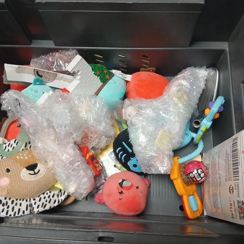 LARGE QUANTITY OF ASSORTED TOYS AND ACCESSORIES TO INCLUDE; AUTHENTIC JUGGLING KIT, MANCHESTER CITY FOOTBALL 3D CONSTRUCTION TOY, LEGO STAR WARS AND SOFT TOYS