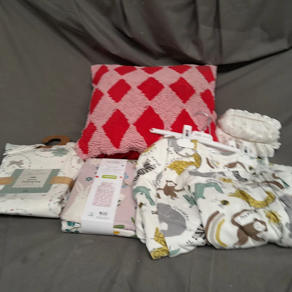 LARGE BOX OF ASSORTED ITEMS TO INCLUDE BABY SLEEPING BAG, CUSHIONS AND WASH CLOTHS