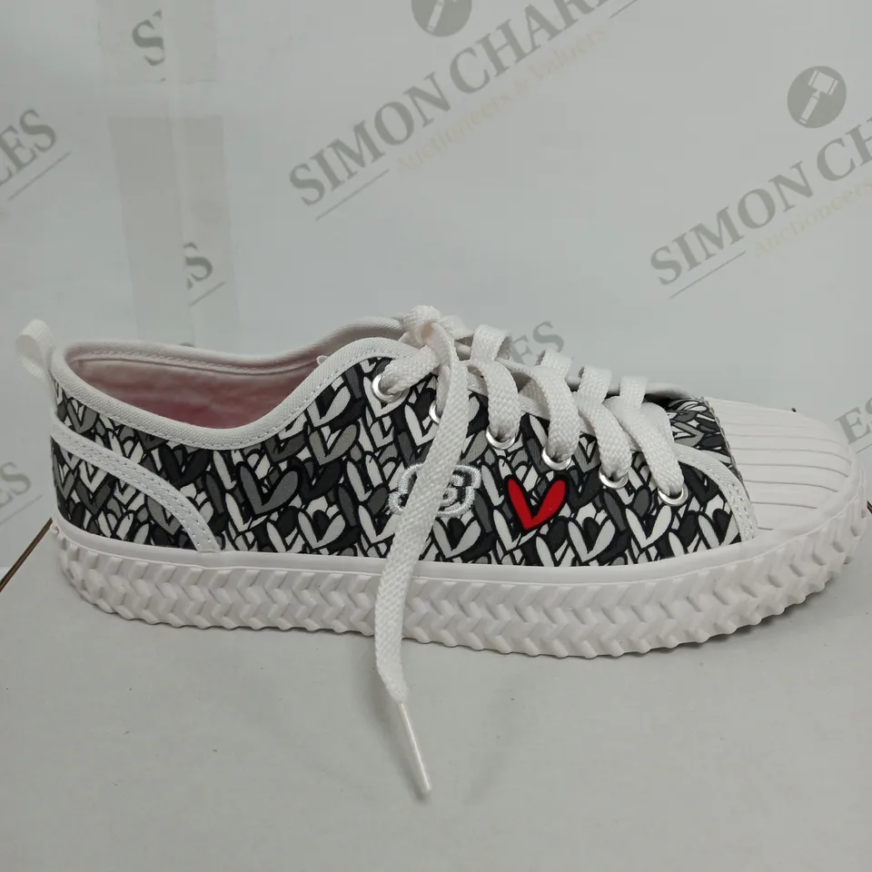 BOXED PAIR OF SKETCHERS STREET TAX TRAINERS SIZE 4 