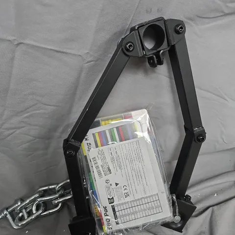 BOX OF ASSORTED CAR ITEMS TO INCLUDE - CHAIN AND HOOK - HEAT SHRINK TUBING KIT 
