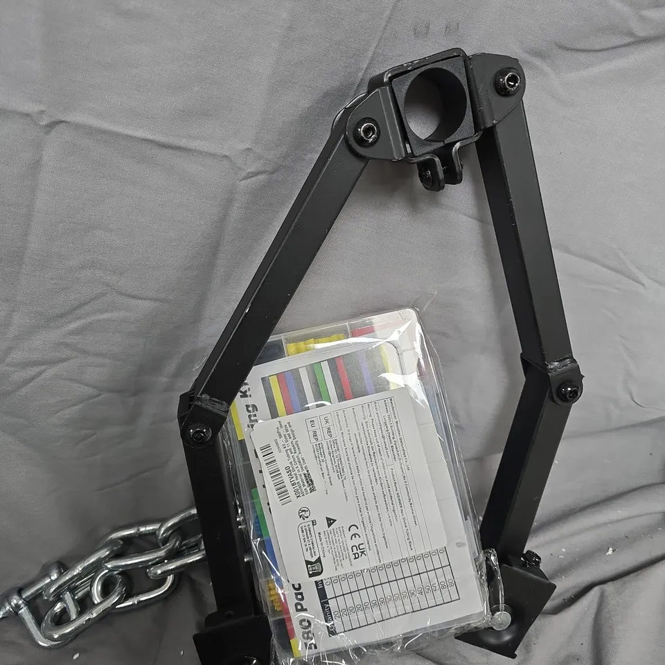 BOX OF ASSORTED CAR ITEMS TO INCLUDE - CHAIN AND HOOK - HEAT SHRINK TUBING KIT 