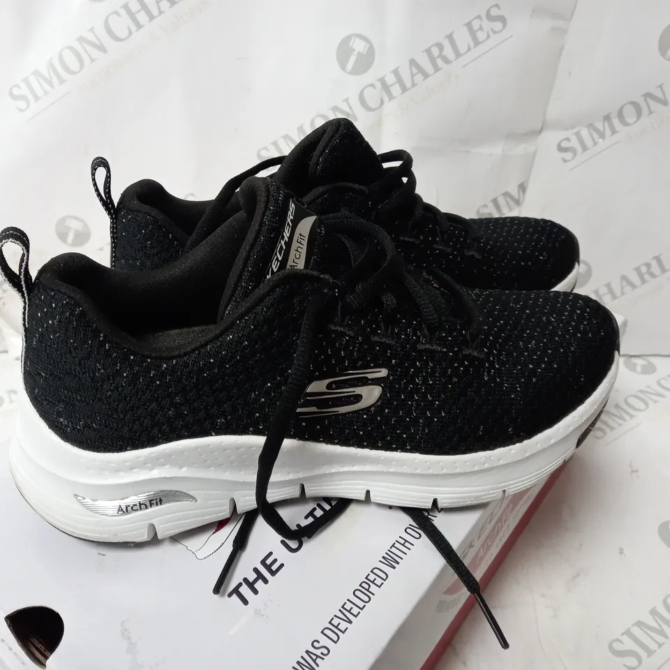 BOXED SKECHERS TRAINERS IN BLACK/WHITE SIZE 3.5