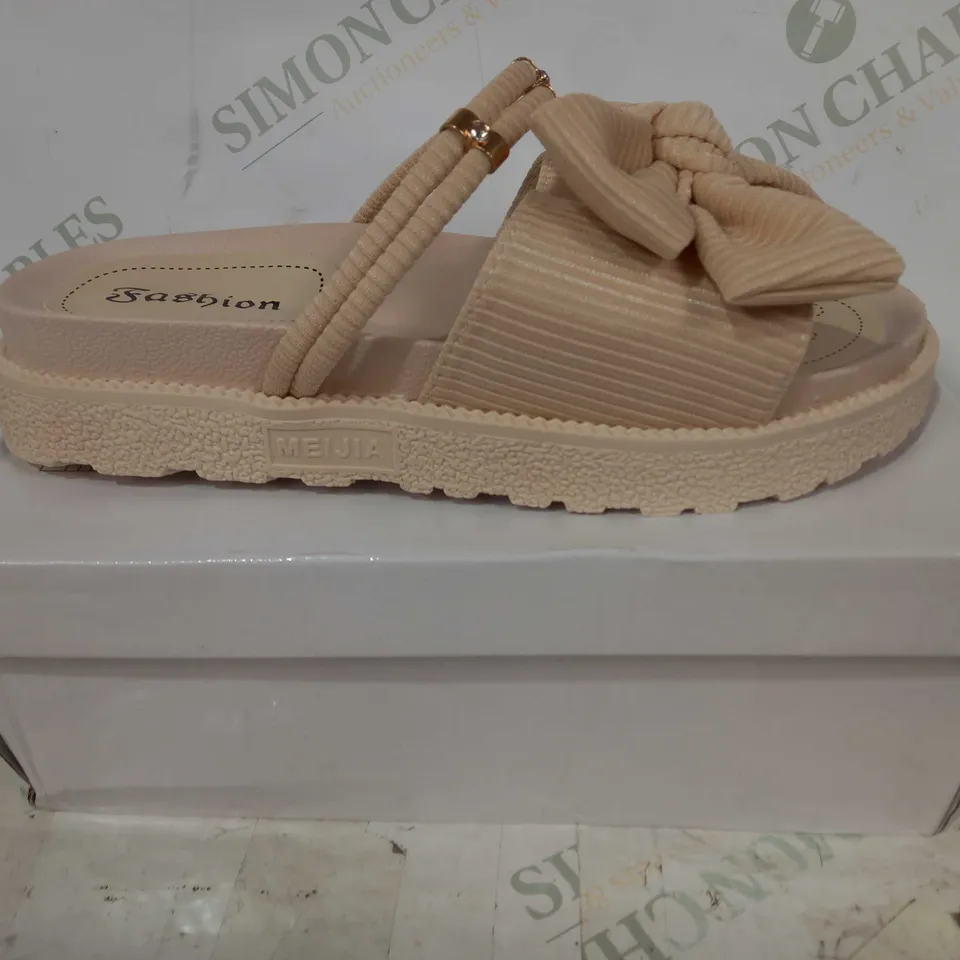 BOXED PAIR OF FASHION MEIJIA OPEN TOE PLATFORM SANDALS IN BEIGE SIZE UNSPECIFIED