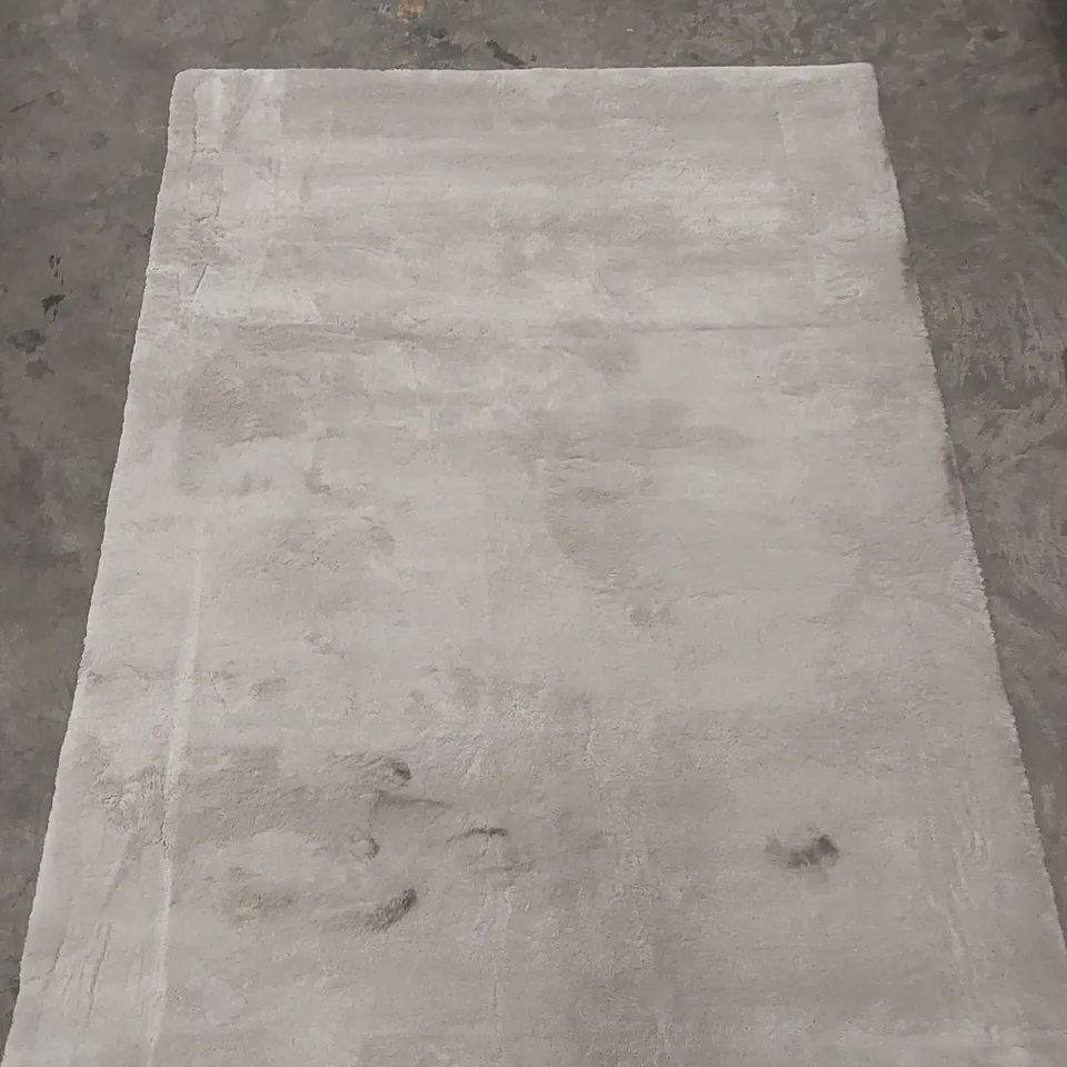 QUALITY DESIGNER AREA RUG - APPROXIMATELY 167 CM X 123 X