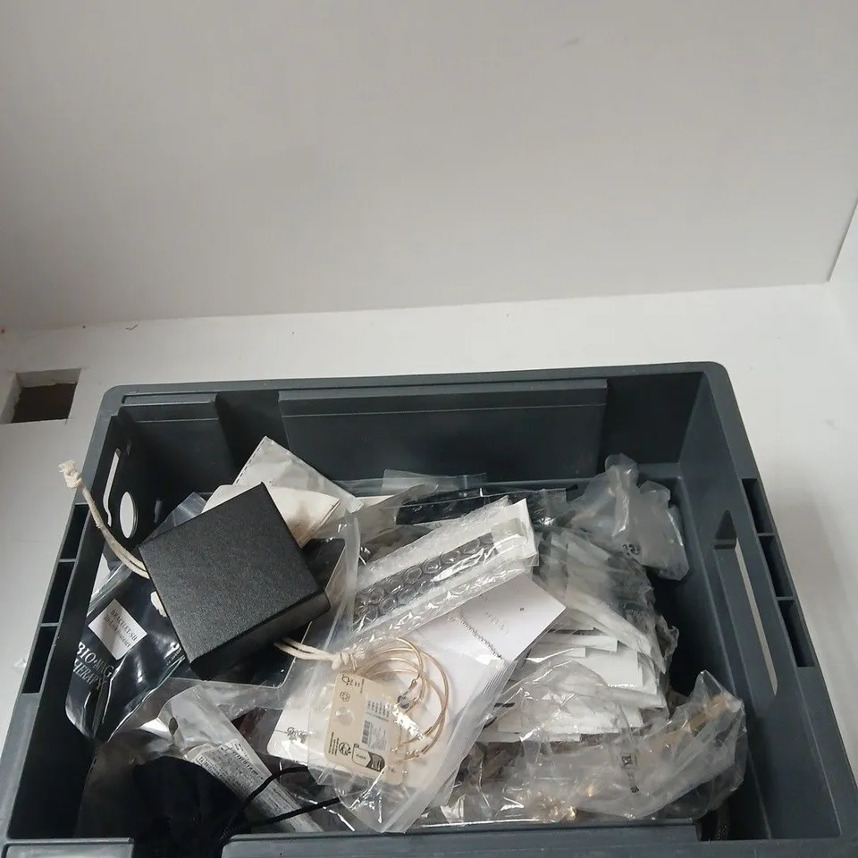 TOTE OF APPROXIMATELY 20 ASSORTED PIECES OF JEWELLERY INCLUDING AN EARRING SET, LOVISA METAL EARRINGS AND LOVISA SURGICAL STEEL EARRINGS