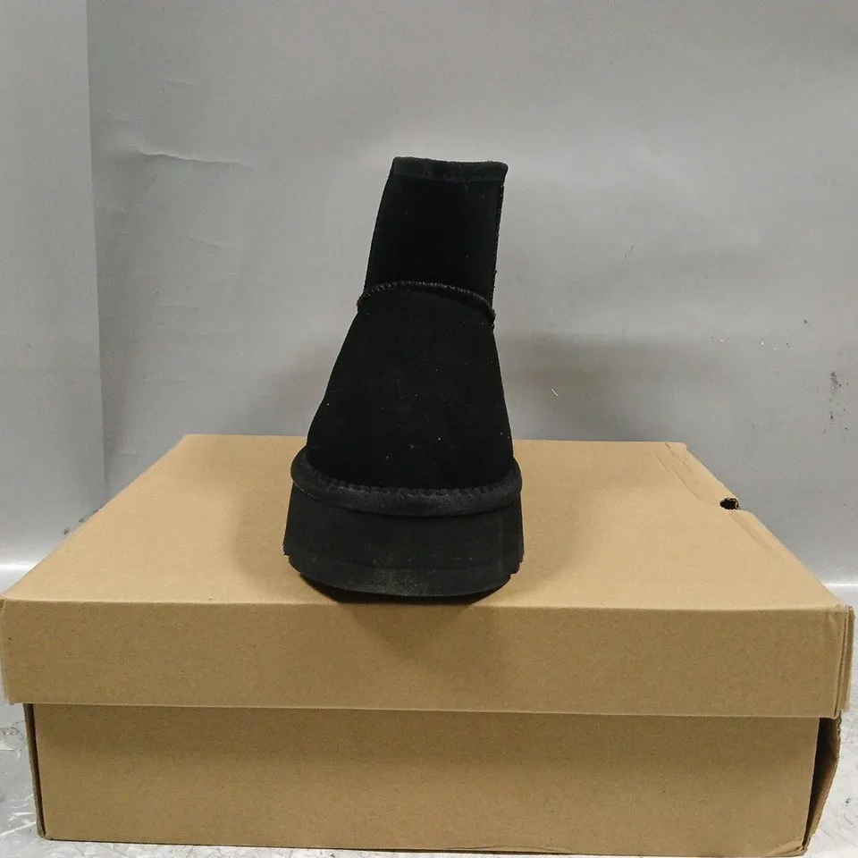 BOXED PAIR OF UGG CLASSIC MINI II BOOTS IN BLACK SIZE UK 5