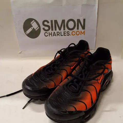 NIKE YOUTH RUNNING SHOES – UK 5.5 (US 6Y) ORANGE/BLACK