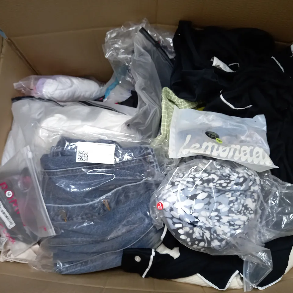 BOX OF APPROXIMATELY 25 ASSORTED CLOTHING ITEMS TO INCUDE - DRESS , SWIMMING COSTUME , JUMPER ETC