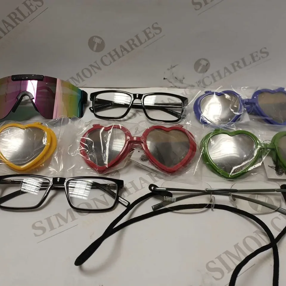 LOT OF APPROX 8 ASSORTED PAIRS OF GLASSES TO INCLUDE LOVE SPECS HEART GLASSES, BLACK MIRRORED VISOR GLASSES, PRESCRIPTION GLASSES, ETC