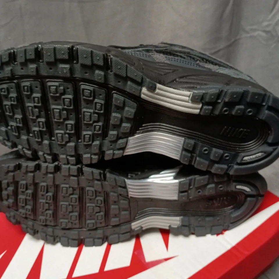 BOXED NIKE P-6000 SE MENS SHOES – BLACK/ANTHRACITE, UK 6 (US 7)