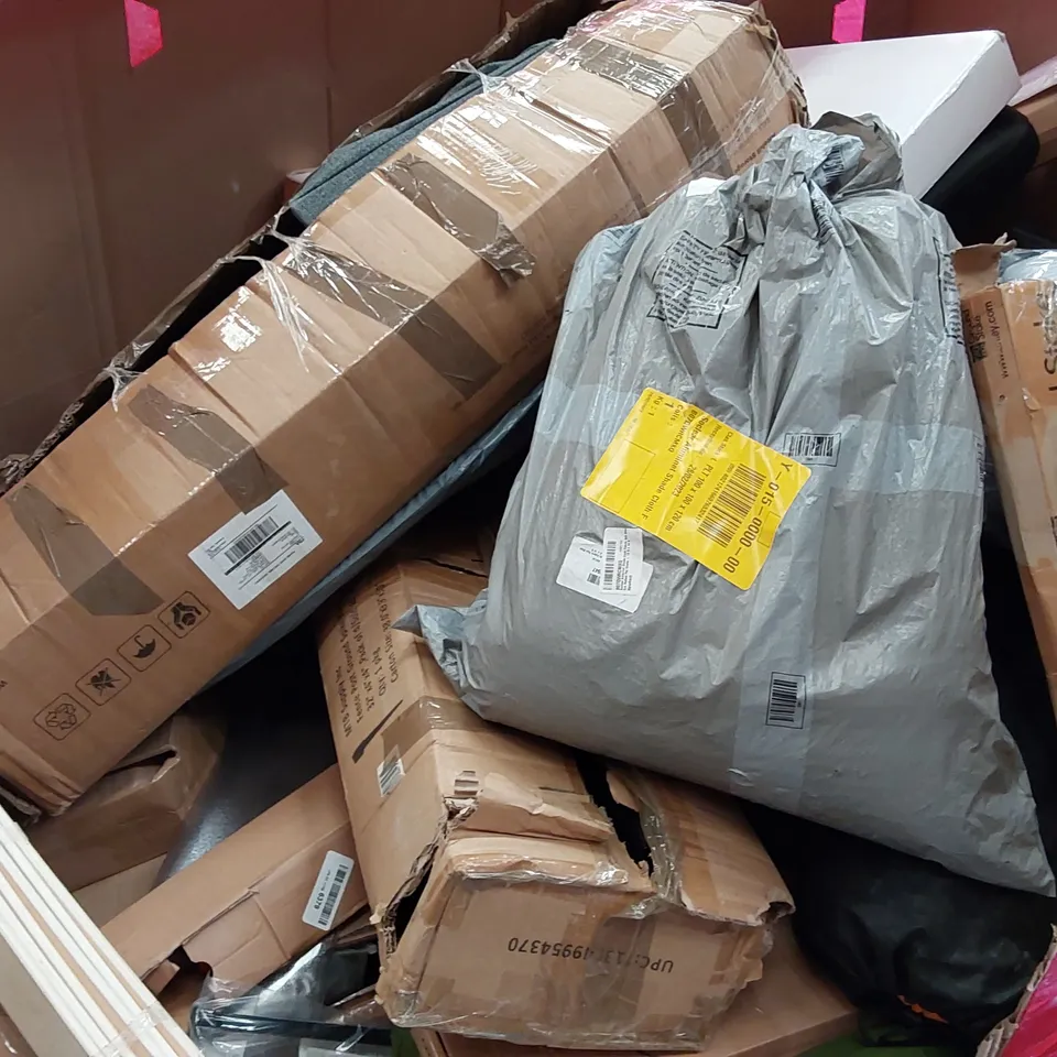 PALLET OF ASSORTED HOMEWARE AND CONSUMER PRODUCTS TO INCLUDE; STEP LADDER, KID'S CHAIR, LAUNDRY BASKET, CUSHION, ARTIFICIAL PLANT WREATH ECT.