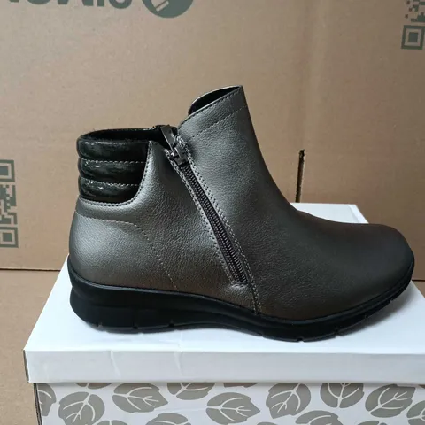 BOXED PAIR OF GREY METALLIC ANKLE BOOTS WITH SIDE ZIP - SIZE 5