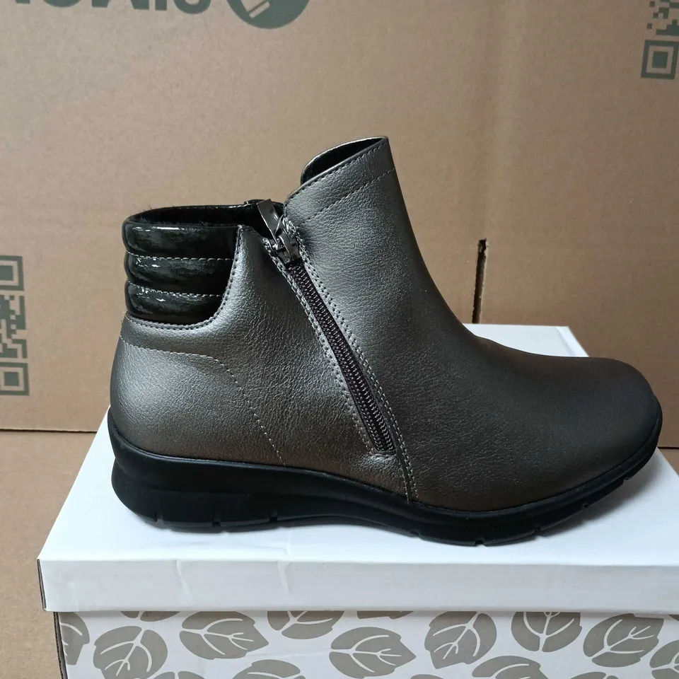 BOXED PAIR OF GREY METALLIC ANKLE BOOTS WITH SIDE ZIP - SIZE 5