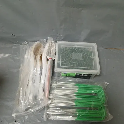 BOX OF ASSORTED HOUSEHOLD ITEMS TO INCLUDE DECKING SCREWS AND KNIFE, FORKS AND SPOONS