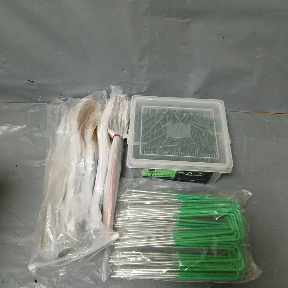 BOX OF ASSORTED HOUSEHOLD ITEMS TO INCLUDE DECKING SCREWS AND KNIFE, FORKS AND SPOONS