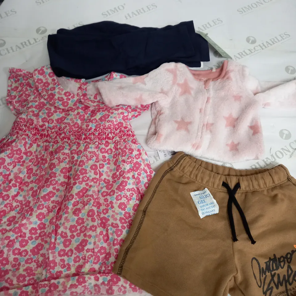 BOX OF APPROXIMATELY 25 ASSORTED KIDS CLOTHING ITEMS TO INCUDE - DRESS , SHORTS , ONESEI ETC