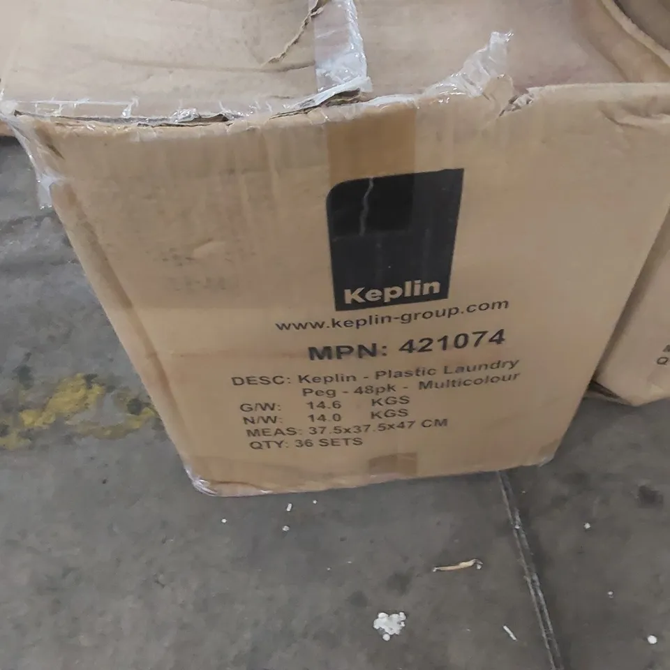 BOX CONTAINING A VERY LARGE QUANTITY OF KAYMAN PLASTIC LAUNDRY PEGS
