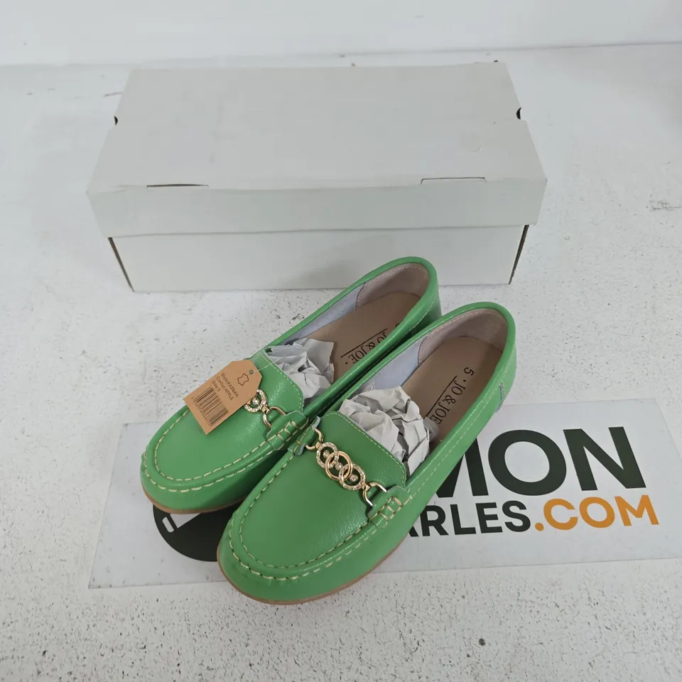 JO AND JOE GREEN WOMEN'S LOAFERS WITH GOLD CHAIN DETAIL – UK 5