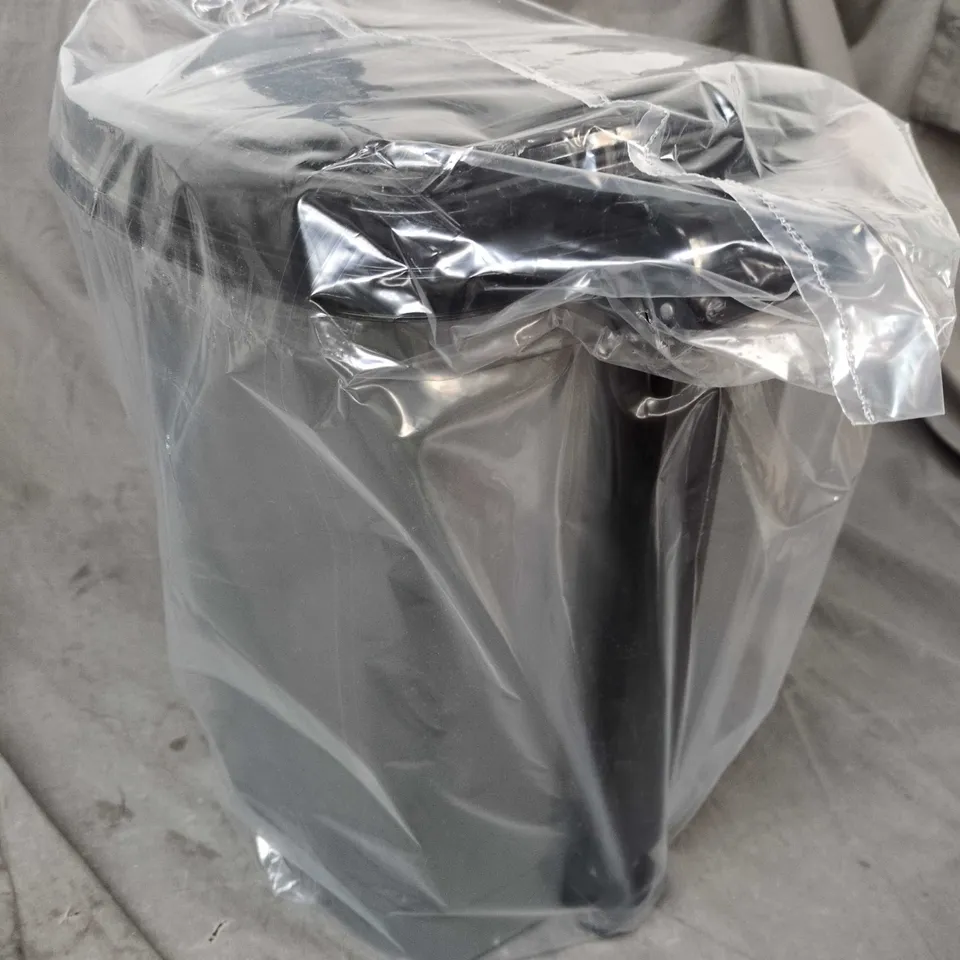 OCULUS PEDAL DUSTBIN – 12 LITRE FOOT-OPERATED TRASH CAN