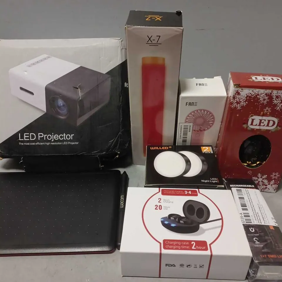 APPROXIMATELY 8 ASSORTED ELECTRICAL PRODUCTS TO INCLUDE LED PROJECTOR, EARBUDS, LED NIGHT LIGHT, ETC