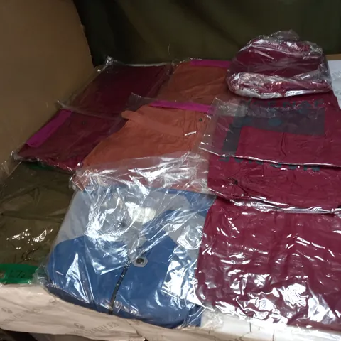 LOT OF APPROX 10 ASSORTED CLOTHING ITEMS IN VARIOUS SIZES