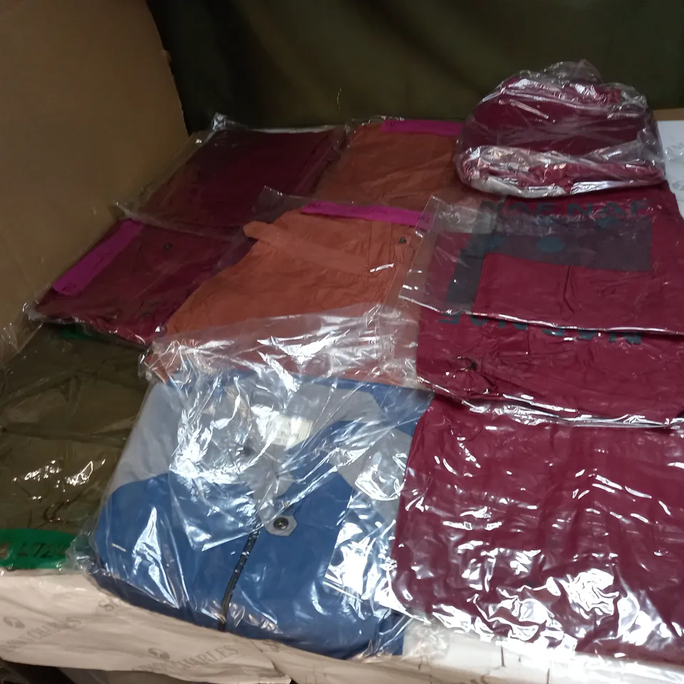 LOT OF APPROX 10 ASSORTED CLOTHING ITEMS IN VARIOUS SIZES