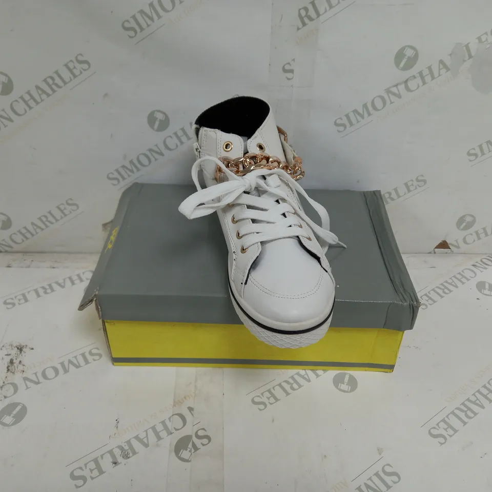 APPROXIMATELY 6 BOXED PAIRS OF HKR TRAINERS IN WHITE TO INCLUDE SIZES 36, 39, 40, 41