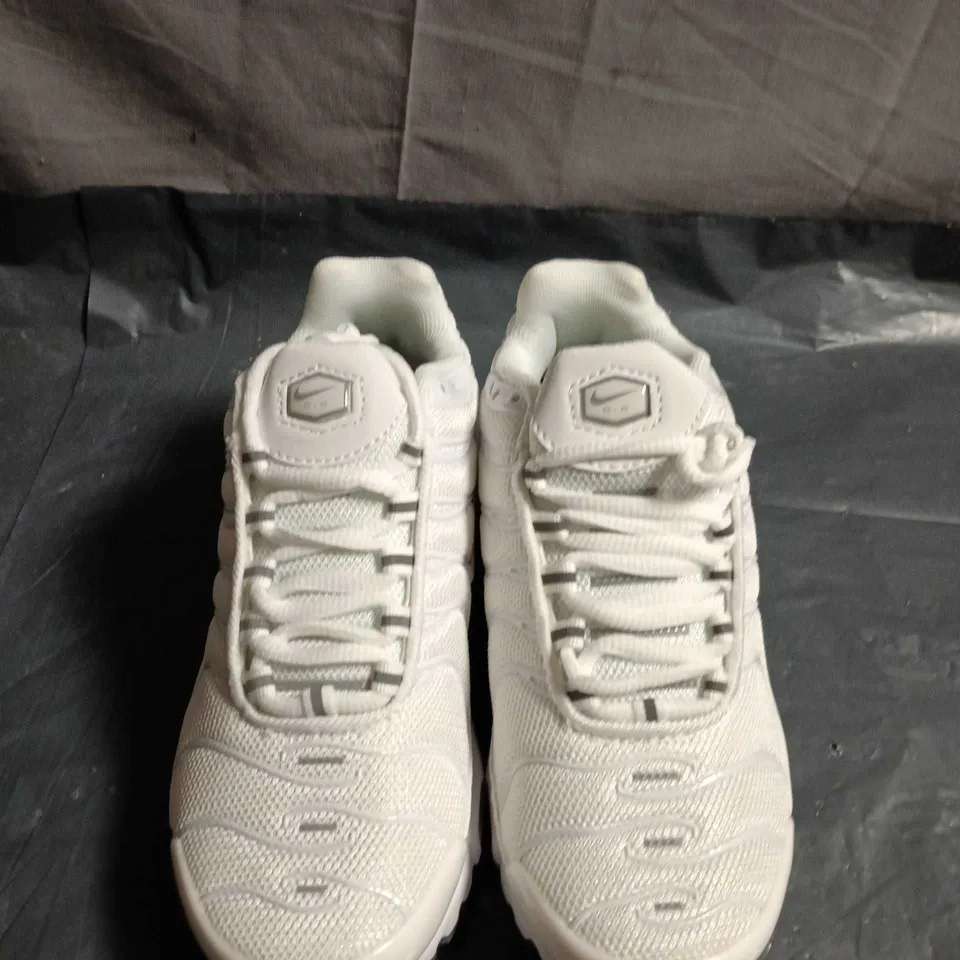 UNBOXED PAIR OF NIKE TN AIR TRAINERS - UK SIZE 4.5 