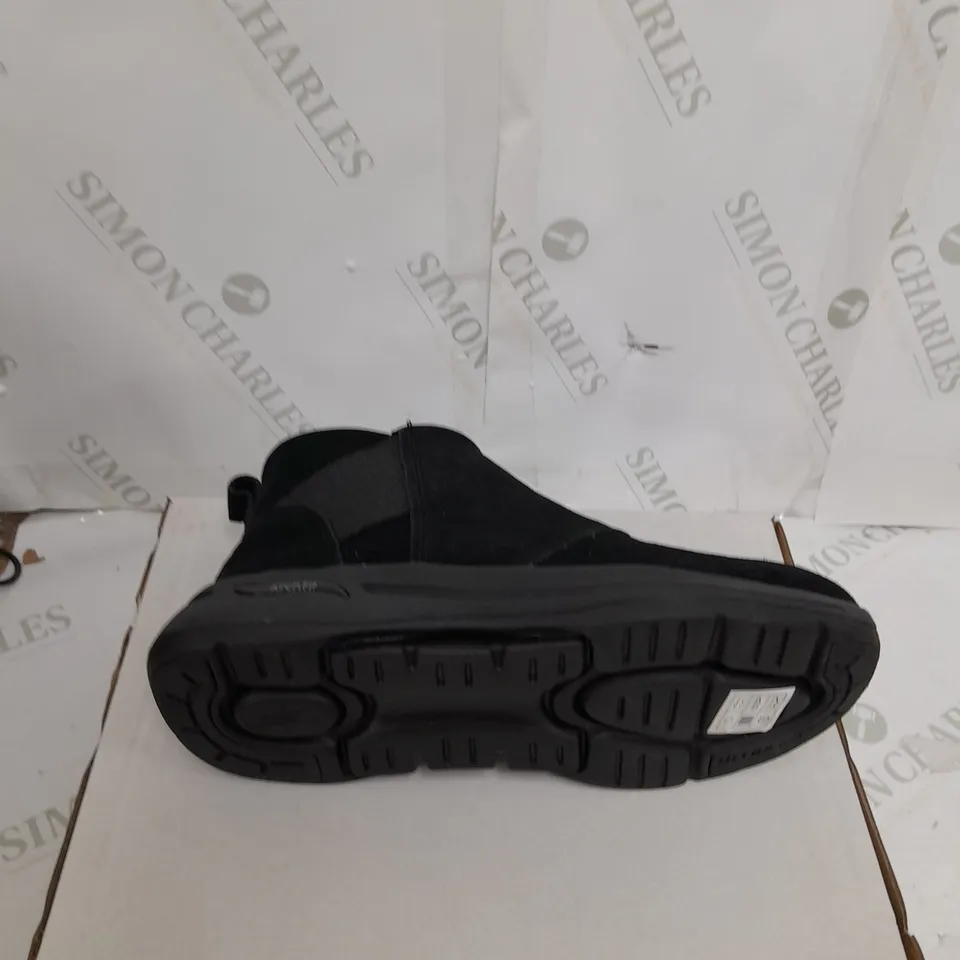 BOXED SKECHERS ARCHFIT SUEDE BOOTS SIZE 4