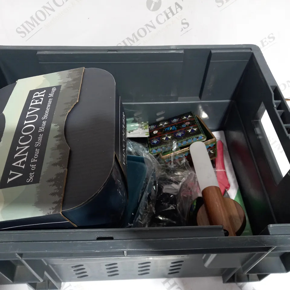 BOX OF ASSORTED ITEMS APPROXIMATELY 15 TO INCLUDE VANCOUVER BLUE STONEWARE MUGS, PRUNING SHEARS, DRILL & CHISEL SET