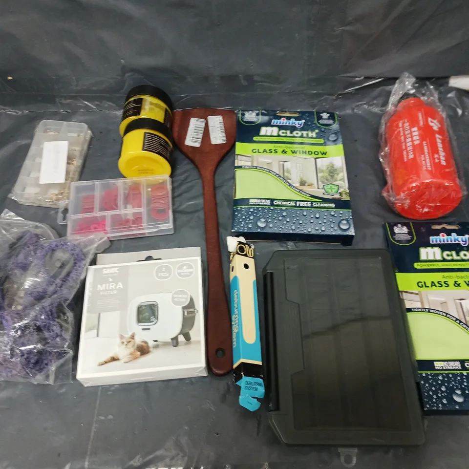 BOX OF APPROXIMATELY 8 ASSORTED ITEMS TO INCLUDE - GLASS AND WINDOW CLOTH, SPATULA, AND MIRA FILTER ETC. 