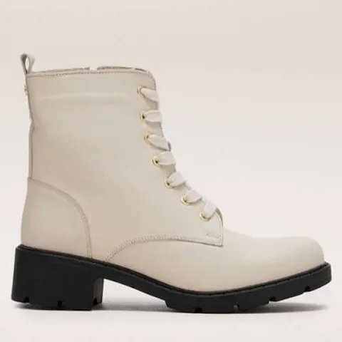 BOXED PAIR OF ADESSO LIZA LEATHER DIAMONTE TONGUE BOOT IN VANILLA - UK SIZE 6