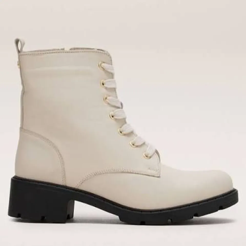BOXED PAIR OF ADESSO LIZA LEATHER DIAMONTE TONGUE BOOT IN VANILLA - UK SIZE 6