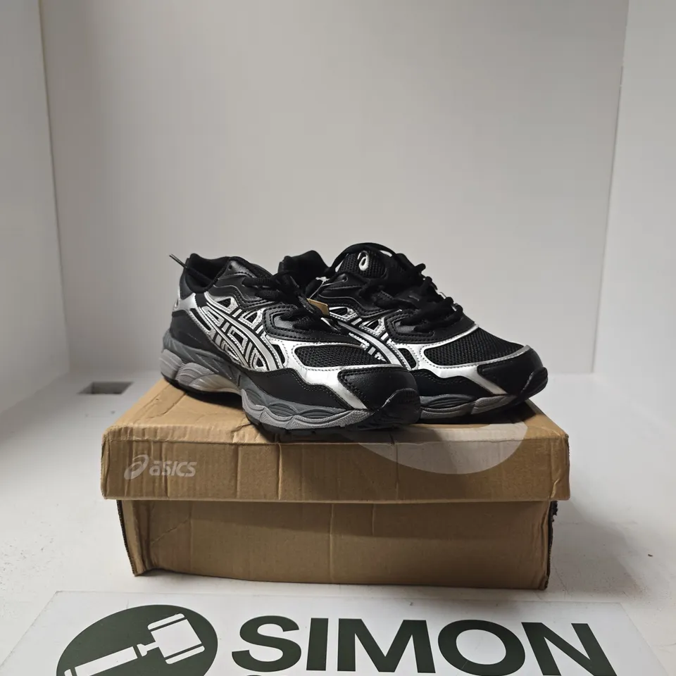BOXED PAIR OF ASICS GEL-NYC TRAINERS SIZE UK 7