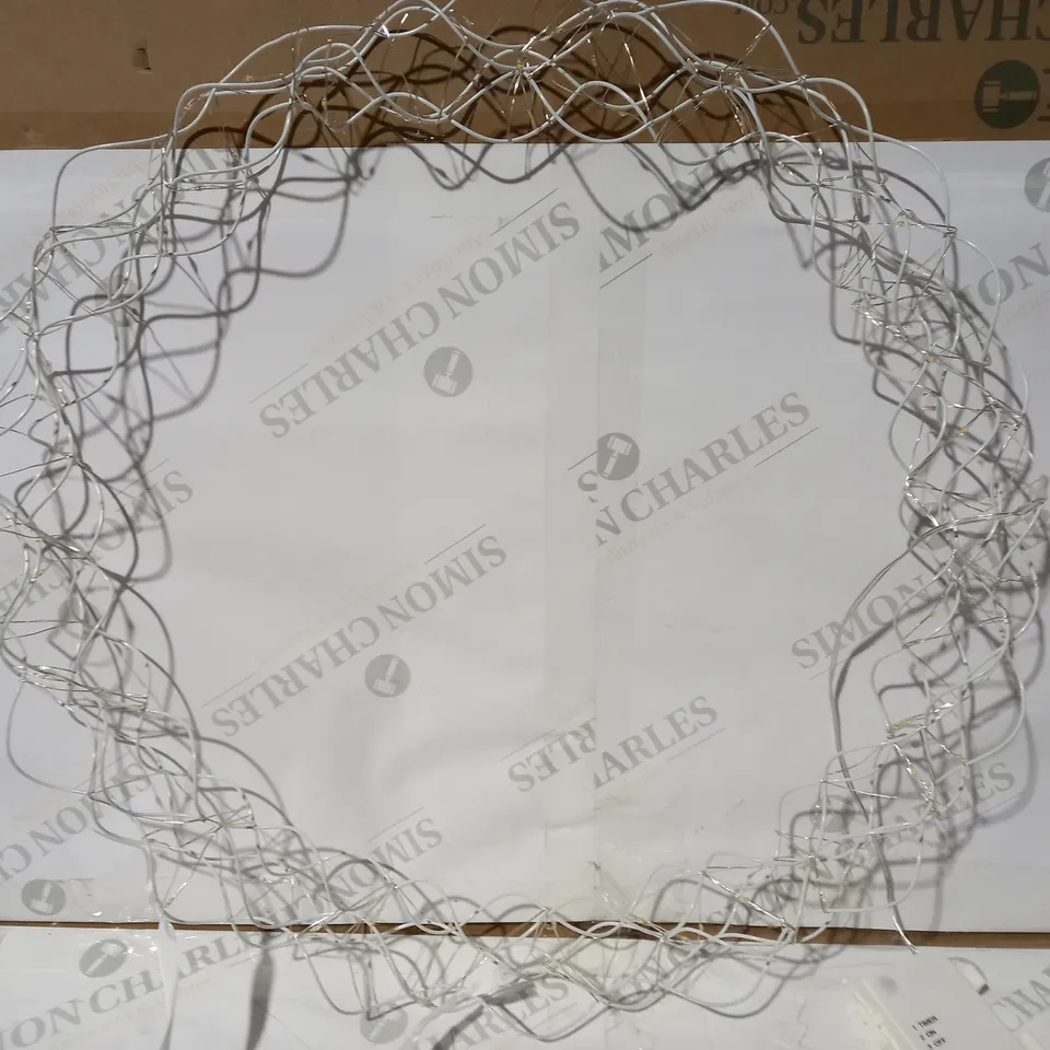 MODERN WREATH WITH INTEGRATED LEDS