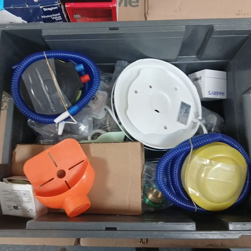 APPROXIMATELY 15 ASSORTED HOUSEHOLD PRODUCTS TO INCLUDE WATERCOLOUR PAD REFILLS, INNER EAR THERMOMETER, MINI SILENCING FIXER ETC 
