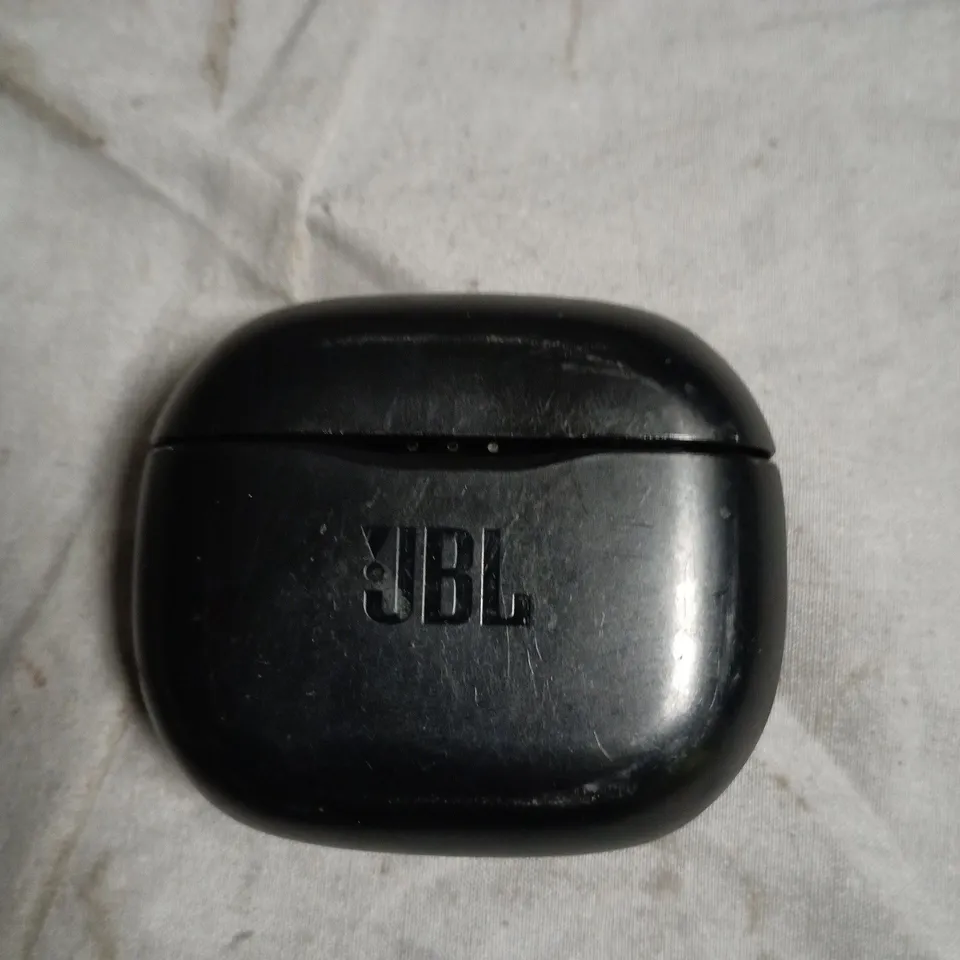 JBL WIRELESS EARBUDS IN CHARGING CASE (BLACK) 