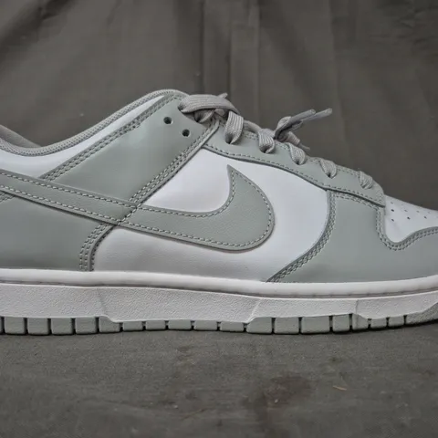 BOXED PAIR OF NIKE DUNK LOW RETRO SHOES IN GREY/WHITE UK SIZE 9