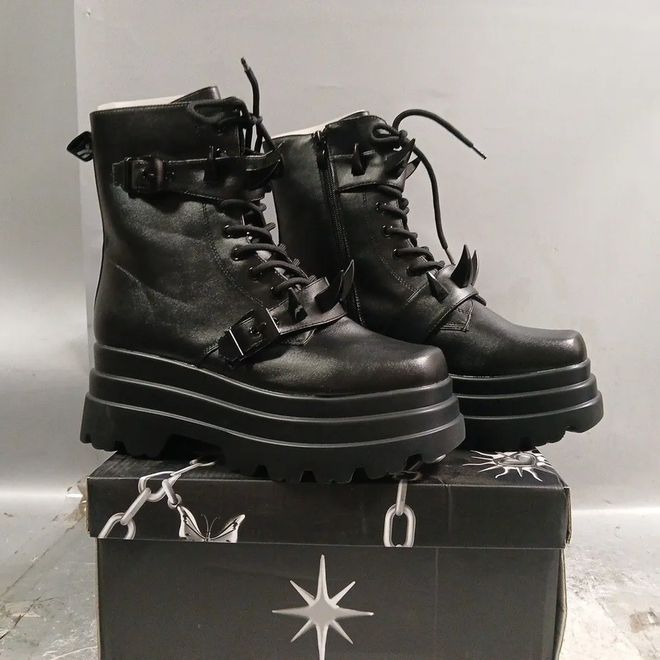 BOXED PAIR OF KOI SANTOKU TRIDENT SPIKE PLATFORM BOOTS IN BLACK SIZE UK 10