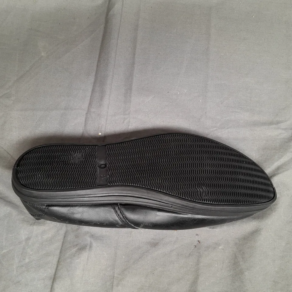 BOX OF APPROX 20 GEORGE BLACK SHOES IN VARIOUS SIZES 