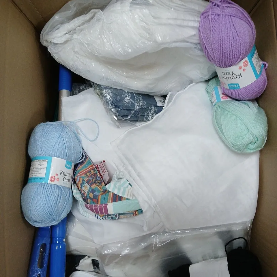 APPROXIMATELY 15 ASSORTED HOUSEHOLD ITEMS TO INCLUDE YARN, PLEAT TAPE, HOME DÉCOR ETC 