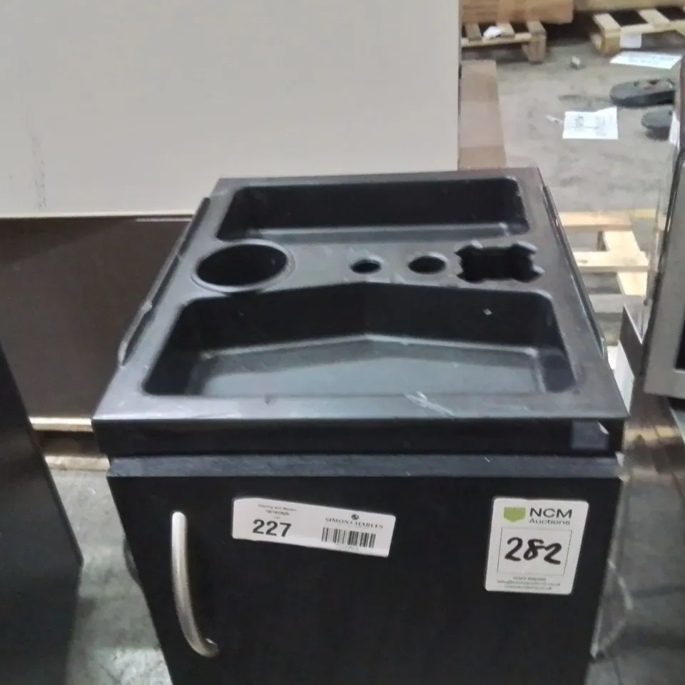 BLACK SALON/STYLING TROLLEY 