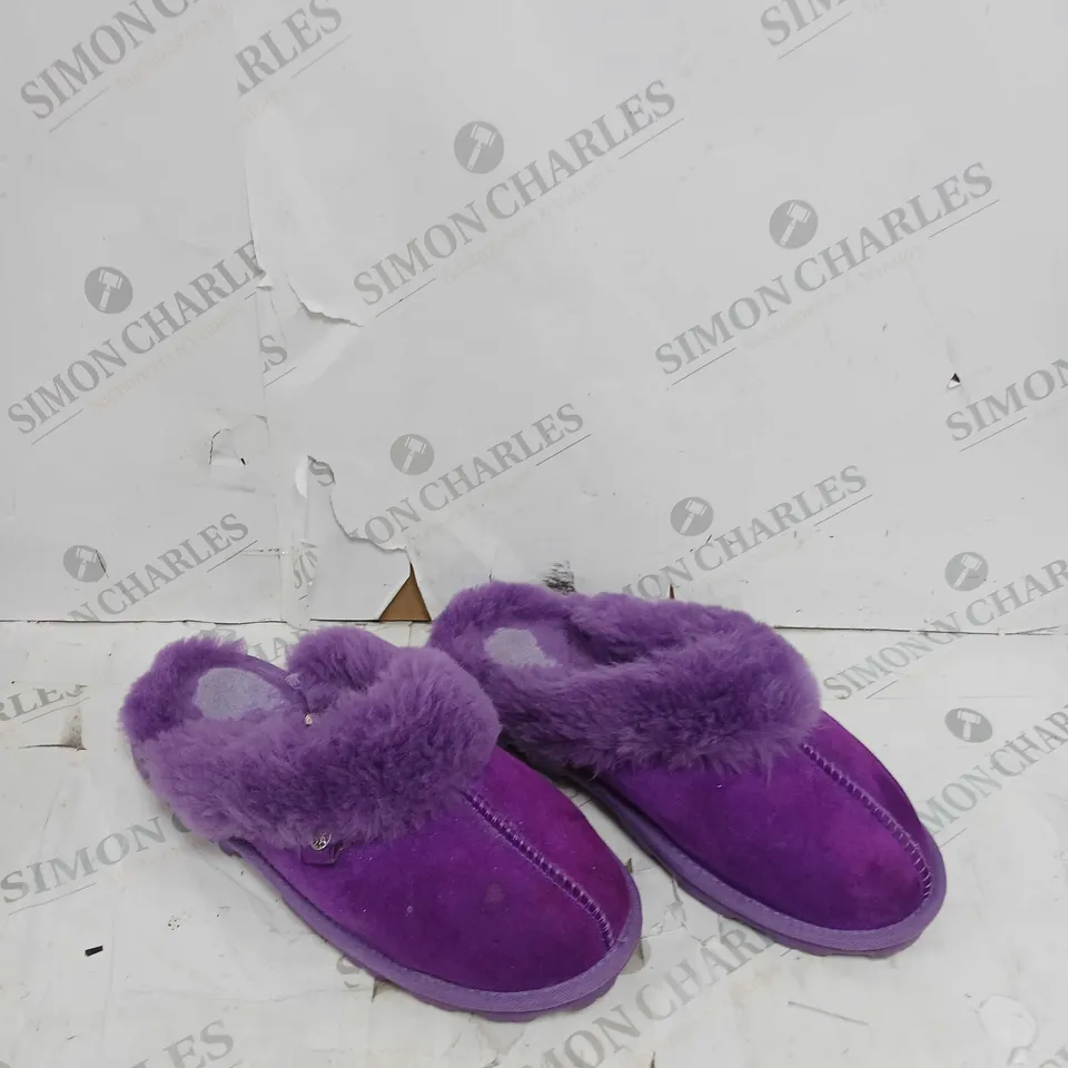 BOXED PAIR OF MODA IN PELLE COSIE SLIPPER PURPLE SIZE 6