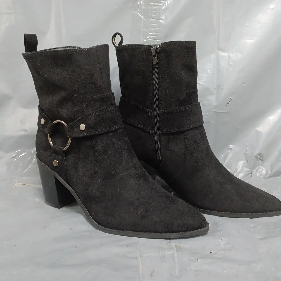 BOXED PAIR OF V BY VERY POINTED TOE BLOCK HEEL ANKLE BOOTS IN BLACK SIZE 5