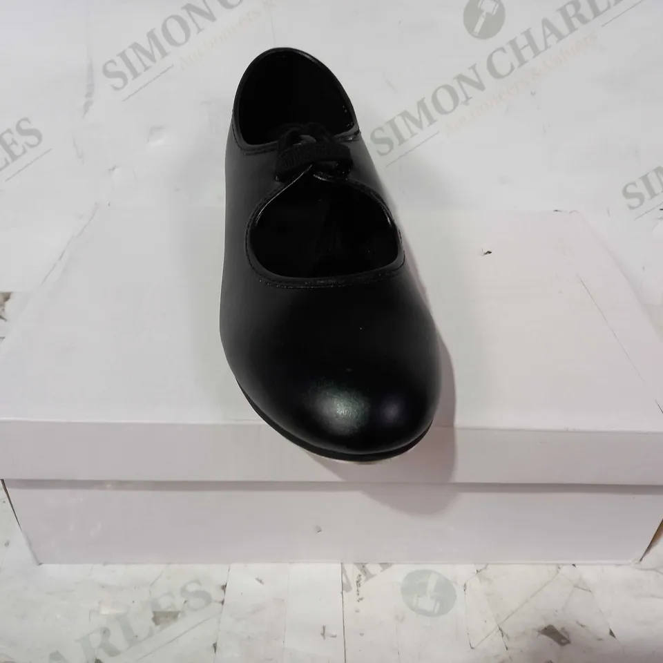 BOXED PAIR OF TAPPERS AND POINTERS TAP SHOES IN BLACK SIZE 4