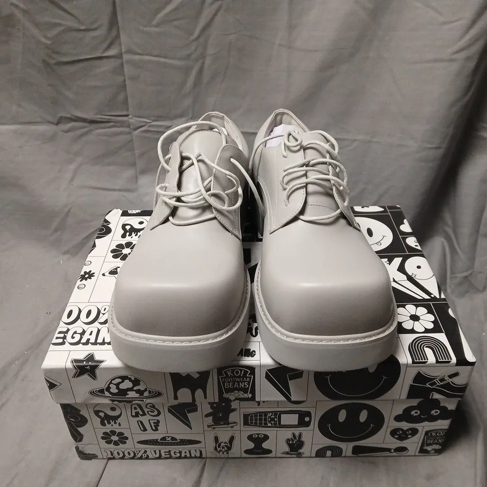 BOXED PAIR OF KOI 400% OVERSIZED MEN'S DERBY SHOES IN GREY SIZE UK 10