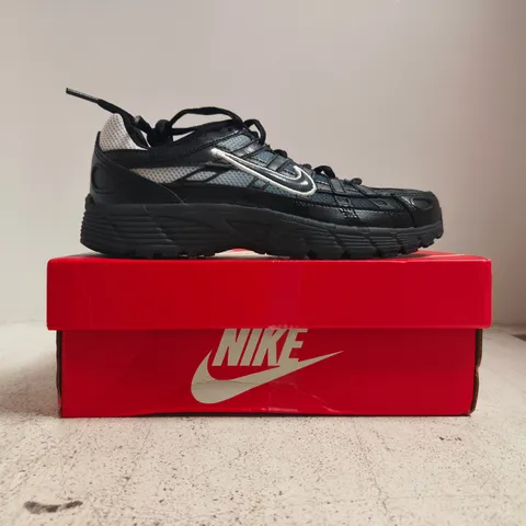BOXED PAIR OF NIKE P-6000 FADE TRAINERS IN BLACK/ANTHRACITE SIZE UK 4